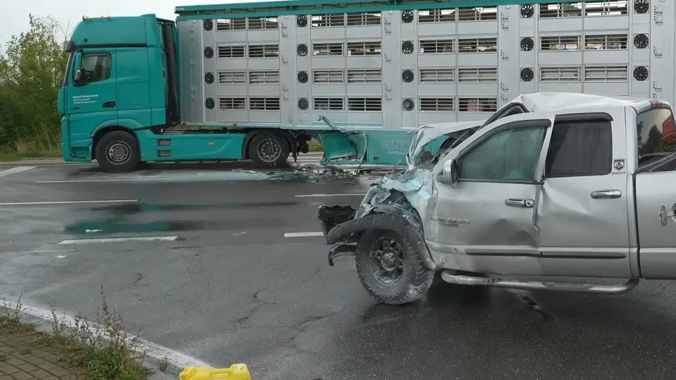 Die kollidierten Fahrzeuge an der Unfallstelle.
