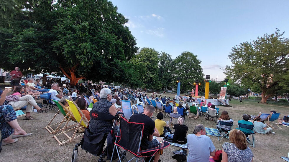 Parksommer vor der Stadthalle (Archiv)