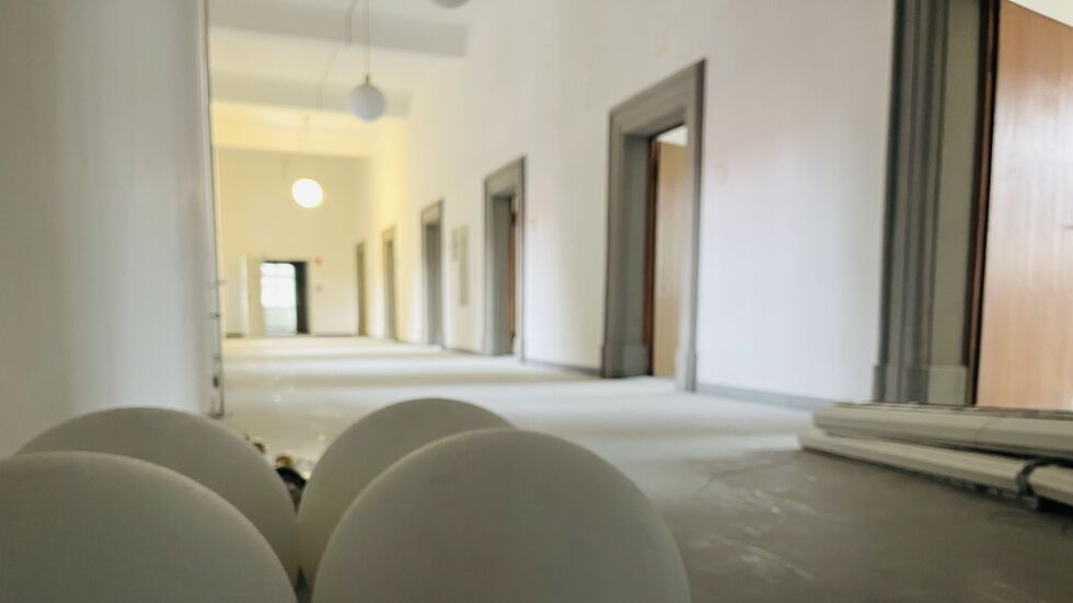 Die denkmalgeschützten Kugellampen (li.) werden während der Sanierungsarbeiten gesichert und anschließend wieder angebracht