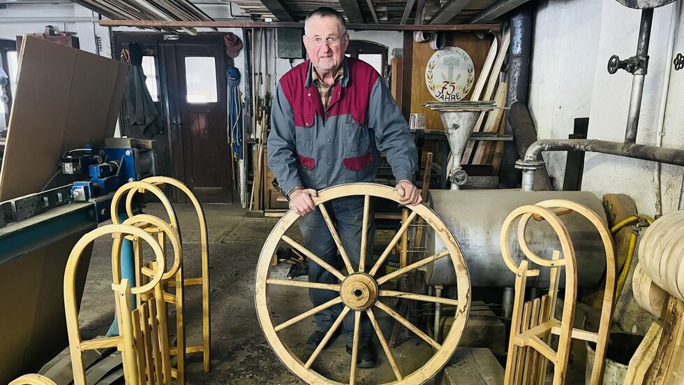Als Stellmacher biegt Klingner auch Holz für Wagenräder oder eben Schlitten Als Stellmacher biegt Klingner auch Holz für Wagenräder oder eben Schlitten