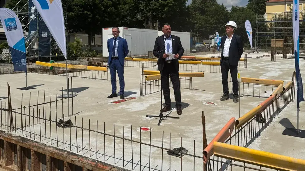 Landrat Udo Witschas (Mitte): Die neue Außenstelle sei ein wichtiges Signal für die Entwicklung des Schulstandortes Radeberg und für die Zukunft junger Menschen im Landkreis Bautzen.