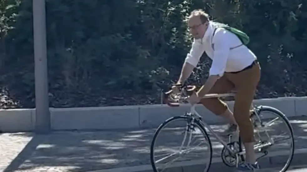 Eine Szene aus seinem Vorstellungsvideo für seine Kandidatur: Der frühere sächsische Umweltminister Wolfram Günther (53) auf einem Fahrrad ... Eine Szene aus seinem Vorstellungsvideo für seine Kandidatur: Der frühere sächsische Umweltminister Wolfram Günther (53) auf einem Fahrrad ...
