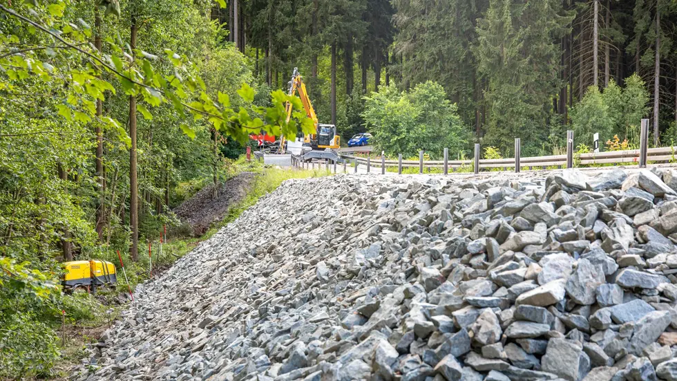 Die Arbeiten werden durch die Gefahr eines möglichen Dammbruchs nötig. Die Arbeiten werden durch die Gefahr eines möglichen Dammbruchs nötig.