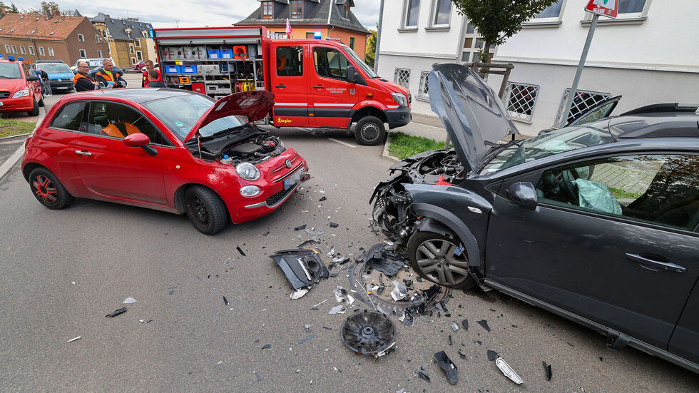 Die Pkw waren fast frontal zusammengestoßen.