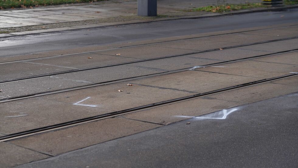 Mehrere Straßenbahnen wurden zunächst umgeleitet. Mehrere Straßenbahnen wurden zunächst umgeleitet.