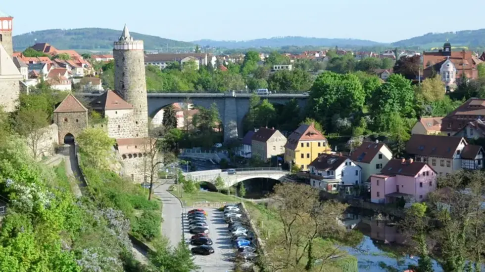 Die Bautzener Friedensbrücke - ein Nadelöhr. Auch nach Inbetriebnahme der Westtangente hat der Verkehr nicht wesentlich abgenommen. Die Bautzener Friedensbrücke - ein Nadelöhr. Auch nach Inbetriebnahme der Westtangente hat der Verkehr nicht wesentlich abgenommen.