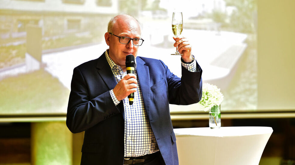 Am Freitag hat Oberbürgermeister Sven Schulze den neuen Anbau des Karl-Schmidt-Rottluff-Gymnasiums auf dem Kaßberg eingeweiht. 