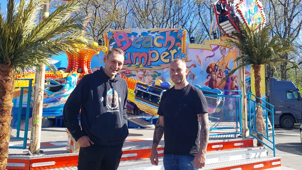 Marco Walz (rechts im Bild) mit dem Betreiber des "Beach Jumpers", Carlo Lehrmann.