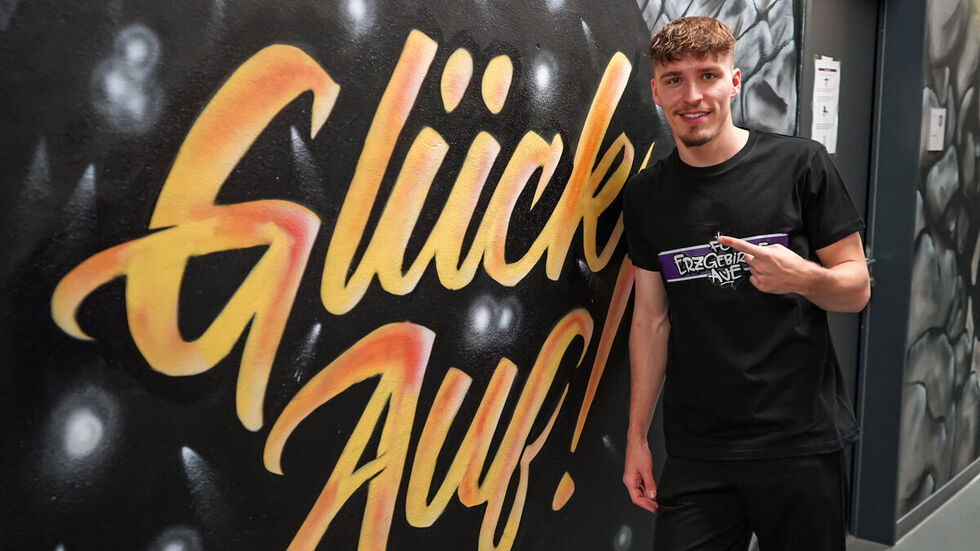 Maximilian Schmid bleibt eine weitere Saison im Erzgebirge. Maximilian Schmid bleibt eine weitere Saison im Erzgebirge.