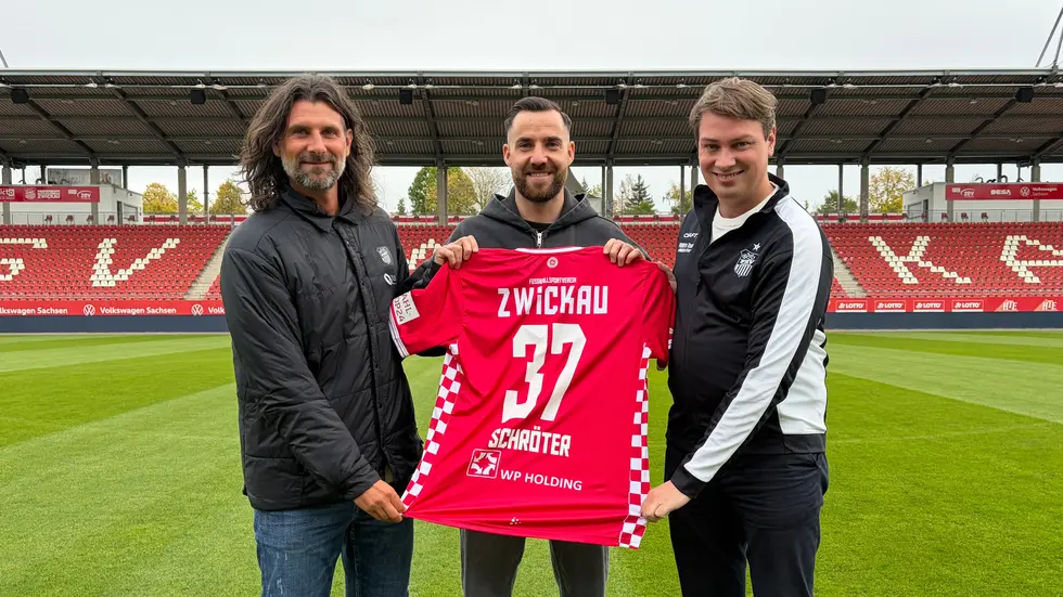 V.l.: Sportdirektor Robin Lenk, Morris Schröter und Geschäftsführer André Beuchold V.l.: Sportdirektor Robin Lenk, Morris Schröter und Geschäftsführer André Beuchold