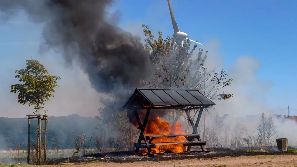 Was das Feuer ausgelöst hat, ist noch unklar. Nach den Angaben einer Anwohnerin, ist Brandstiftung nicht auszuschließen. Was das Feuer ausgelöst hat, ist noch unklar. Nach den Angaben einer Anwohnerin, ist Brandstiftung nicht auszuschließen.