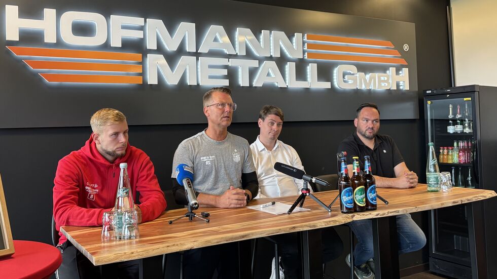 (v.l.) Max Somnitz, Rico Schmitt, André Beuchold, Robert Eckhold vom Hauptsponsor Hofmann Metall. (v.l.) Max Somnitz, Rico Schmitt, André Beuchold, Robert Eckhold vom Hauptsponsor Hofmann Metall.