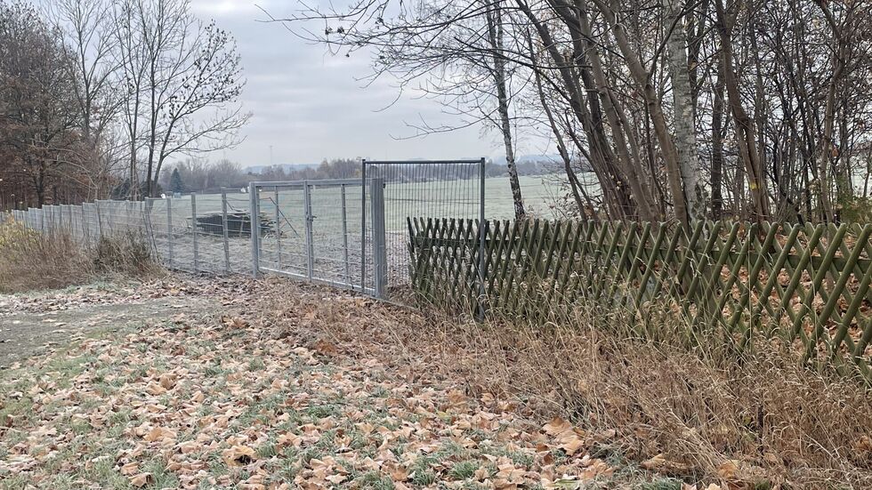 In der vorigen Woche waren noch neuer und alter Zaun nebeneinander zu sehen. In der vorigen Woche waren noch neuer und alter Zaun nebeneinander zu sehen.