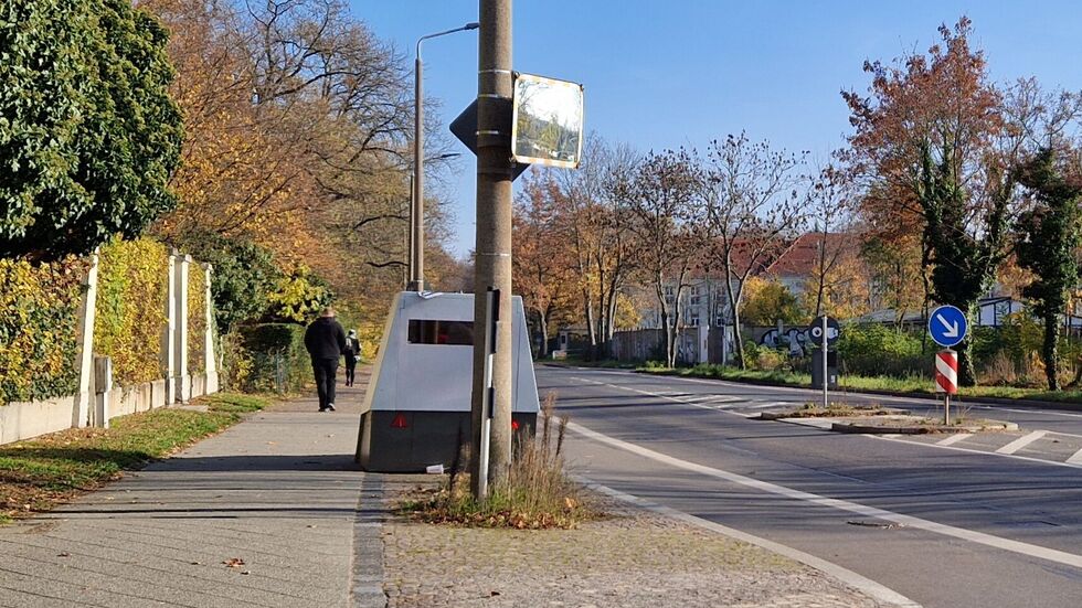 Um dieses Hörer-Foto eines an der Kreuzung Otto-Schmied-Straße / Hans-Driesch-Straße aufgestellten Superblitzers geht´s. Um dieses Hörer-Foto eines an der Kreuzung Otto-Schmied-Straße / Hans-Driesch-Straße aufgestellten Superblitzers geht´s.