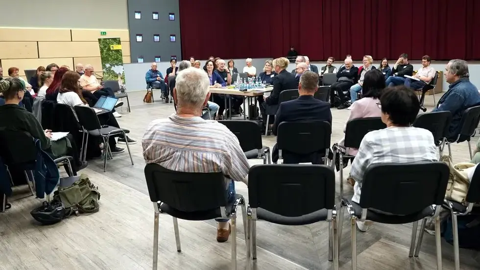 Chemnitzer Vereine können im September wieder mit Oberbürgermeister Sven Schulze und der Stadtverwaltung sprechen. Die Vereinsgespräche finden im Luxor statt.