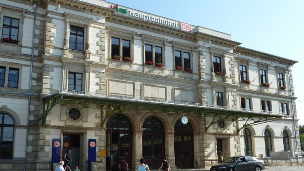 Ein 30-jähriger Mann sorgt am Chemnitzer Hauptbahnhof mit einer vermeintlichen Pistole für Aufsehen. Ein 30-jähriger Mann sorgt am Chemnitzer Hauptbahnhof mit einer vermeintlichen Pistole für Aufsehen.