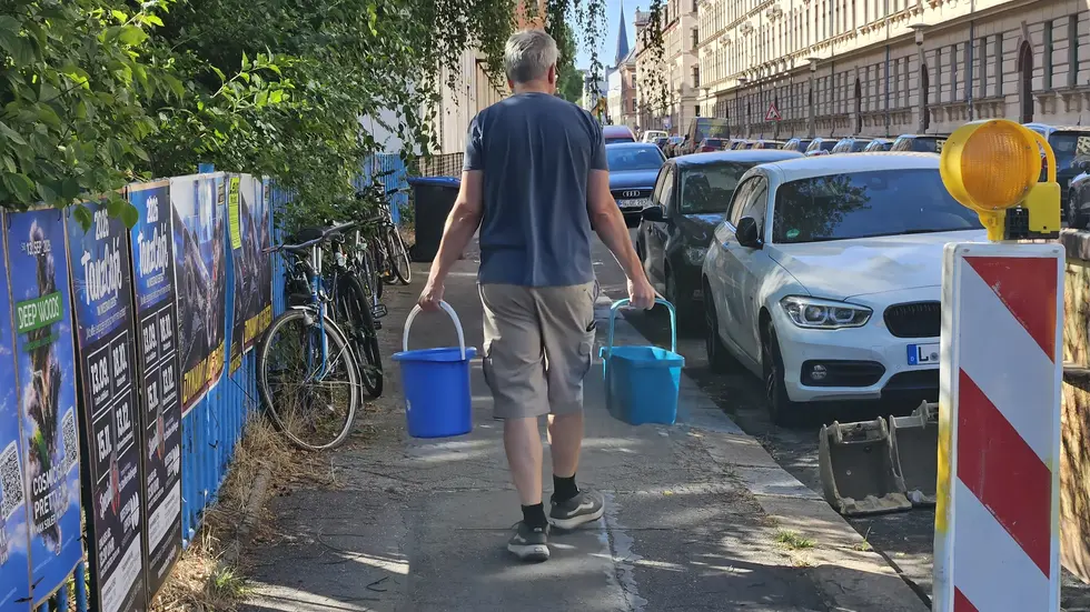 Ein betroffener Anwohner hat sich Trinkwasser bei dem Wasserwagen der Wasserwerke abgeholt. Ein betroffener Anwohner hat sich Trinkwasser bei dem Wasserwagen der Wasserwerke abgeholt.