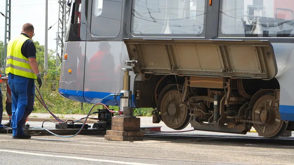 Hier wird gerade versucht, die Bahn wieder aufs die Schienen zu bringen. Hier wird gerade versucht, die Bahn wieder aufs die Schienen zu bringen.