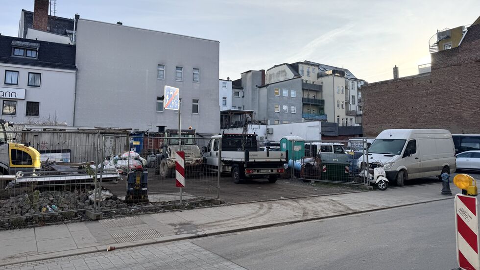 Bisher parken Autos auf der Fläche - und Baumaschinen. Bisher parken Autos auf der Fläche - und Baumaschinen.