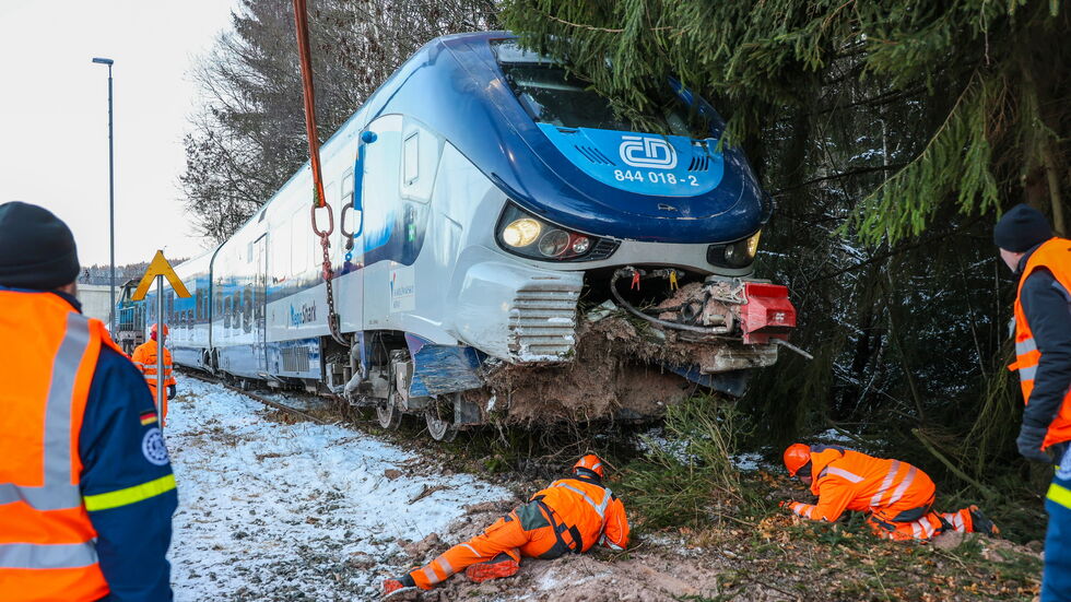 Mit einem Kran wurde der Zug einen tag nach dem Unfall aus dem Schotter gehoben. Mit einem Kran wurde der Zug einen tag nach dem Unfall aus dem Schotter gehoben.
