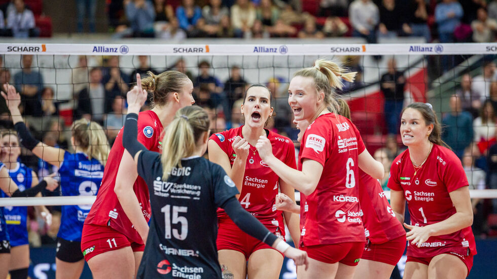 Die DSC-Volleys bejubeln einen Fünf-Satz-Erfolg beim deutschen Meister in Stuttgart  Die DSC-Volleys bejubeln einen Fünf-Satz-Erfolg beim deutschen Meister in Stuttgart