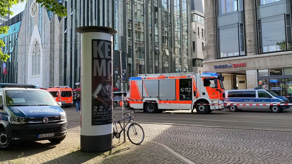 Rettungskräfte an der Zufahrt zu Grimmaischen Straße in der Leipziger Innenstadt - kurz nach der schrecklichen Amokfahrt am 4. Mai 2026.