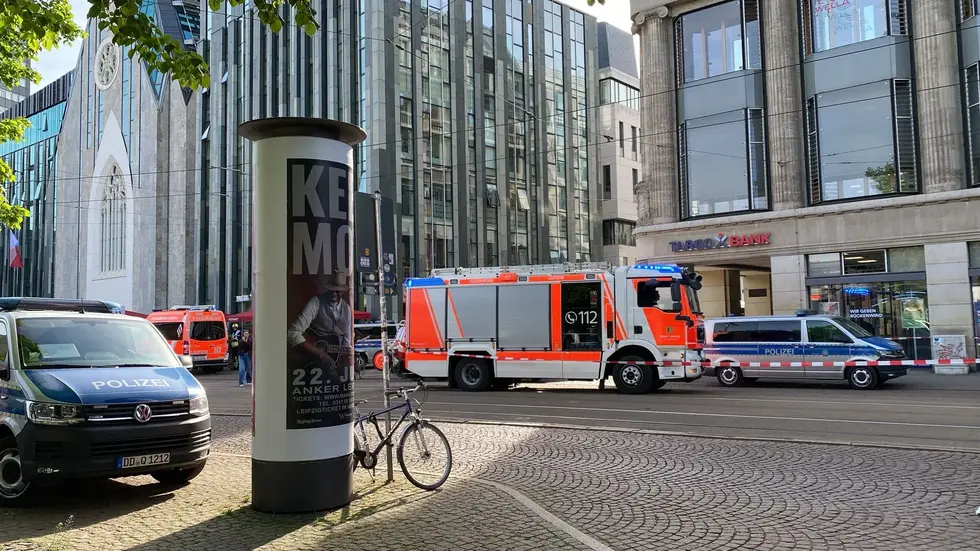 Kurz nach der Tat am Montagnachmittag gegen 17 Uhr riegelte die Polizei den Eingang zur Graimmaischen Straße (Fußgängerzone) komplett ab. Hier ist der Amokfahrer reingefahren vom Leipziger Augustusplatz aus hineingerast.