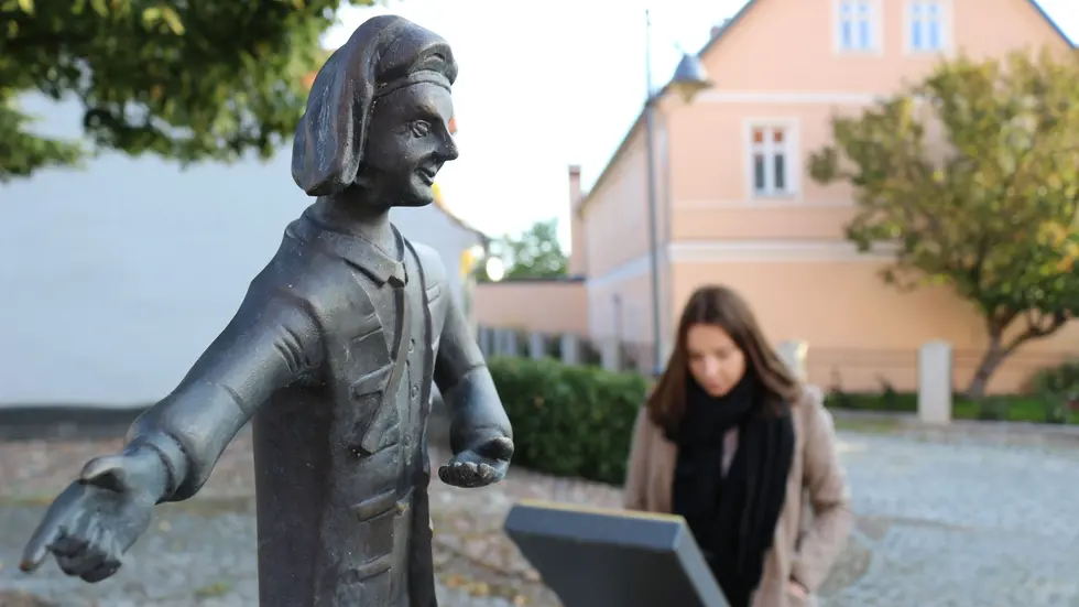 Auch der Calauer Witzerundweg in Verbindung mit den Kalauern wird als
Alleinstellungsmerkmal definiert. Das Konzept sieht vor, den 2011 eingeweihten Weg zu
modernisieren und zu digitalisieren. Aktuell informieren auf rund zwei Kilometern in der
Innenstadt 25 Tafeln und sieben Schusterjungen über Stadtgeschichte und Kalauer. Auch der Calauer Witzerundweg in Verbindung mit den Kalauern wird als
Alleinstellungsmerkmal definiert. Das Konzept sieht vor, den 2011 eingeweihten Weg zu
modernisieren und zu digitalisieren. Aktuell informieren auf rund zwei Kilometern in der
Innenstadt 25 Tafeln und sieben Schusterjungen über Stadtgeschichte und Kalauer.