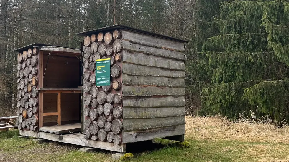 Der Biwakplatz am Taubenteich bei Cunnersdorf bietet Platz zum Schlafen und Essen Der Biwakplatz am Taubenteich bei Cunnersdorf bietet Platz zum Schlafen und Essen