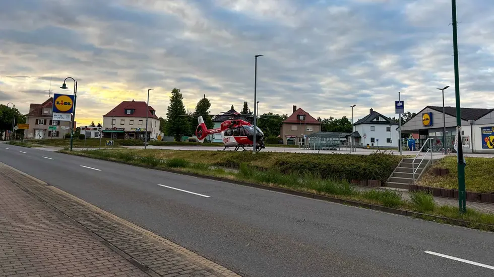 Der schwer verletzte Beifahrer wurde mit einem Rettungshubschrauber ins Krankenhaus geflogen Der schwer verletzte Beifahrer wurde mit einem Rettungshubschrauber ins Krankenhaus geflogen