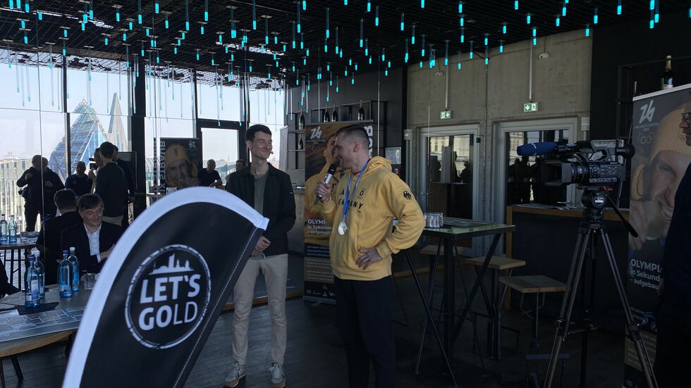 Felix Straub lässt mit dem Moderator Florian Eib seinen Erfolg Revue passieren.