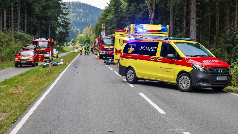 Zahlreiche Einsatzkräfte wurden zu dem Unfall gerufen.