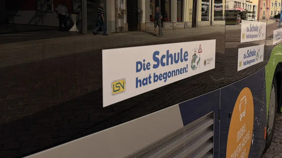 Die Busse der Region wurden heute durch Grundschüler mit Achtungsstickern ausgestattet. Die Busse der Region wurden heute durch Grundschüler mit Achtungsstickern ausgestattet.