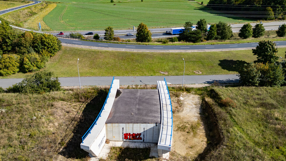Bei dieser Brücke in Radeburg ging Sachsen das Geld aus, sie führt ins Nichts Bei dieser Brücke in Radeburg ging Sachsen das Geld aus, sie führt ins Nichts