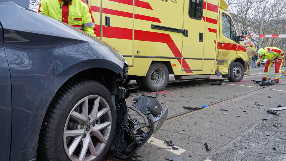 An der Güntzstaße/Ecke Striesener Straße stießen am Montag morgen der VW und der Rettungswagen zusammen