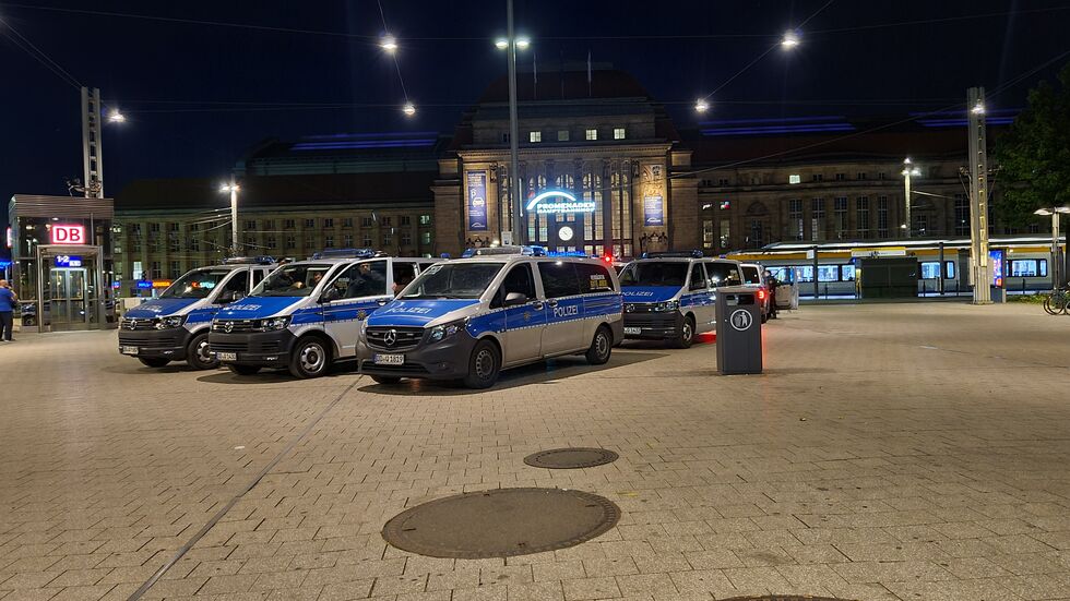 Polizeifahrzeuge gegenüber vom Haupteingang des Leipziger Hauptbahnhofes.