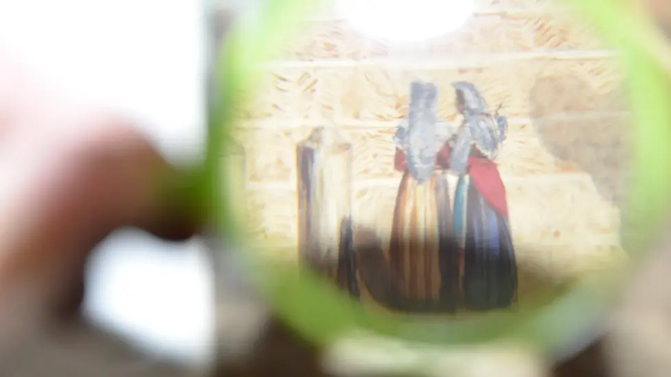 Mit einer Lupe können Besucher der Sonderausstellung "Traumzeit" im Görlitzer Kaisertrutz eine Reise ins Zeitalter der Romantik unternehmen. Mit einer Lupe können Besucher der Sonderausstellung "Traumzeit" im Görlitzer Kaisertrutz eine Reise ins Zeitalter der Romantik unternehmen.