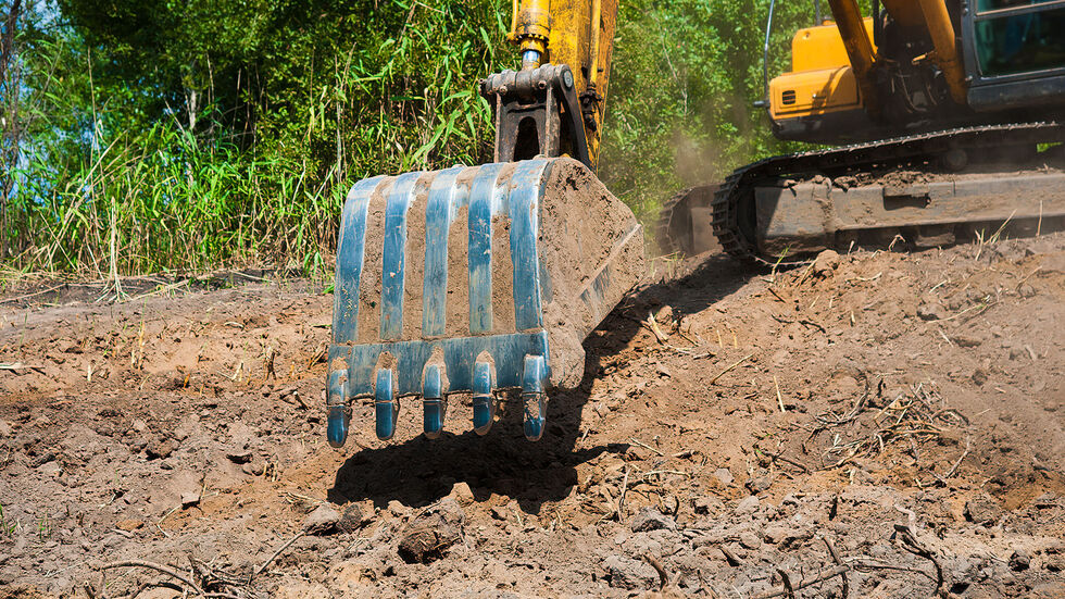 Innerhalb eines Tages soll eine alte Brücke im Dresdner Industriegelände weichen. (Symbolbild)