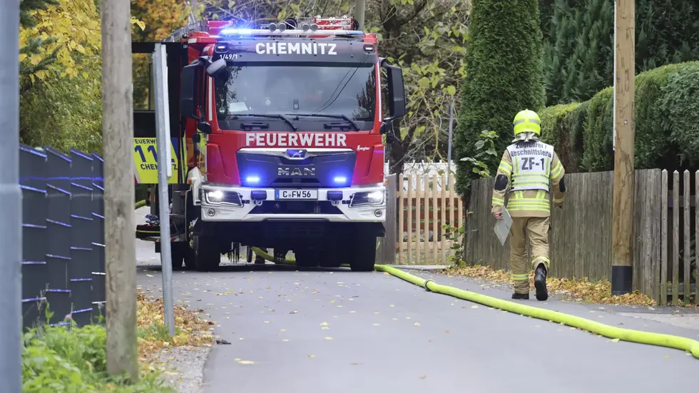 Gegen 12:30 wurden Feuerwehr und Rettungsdienst am Samstag nach Kleinolbersdorf-Altenhain auf den Einsiedler Weg gerufen. Gegen 12:30 wurden Feuerwehr und Rettungsdienst am Samstag nach Kleinolbersdorf-Altenhain auf den Einsiedler Weg gerufen.
