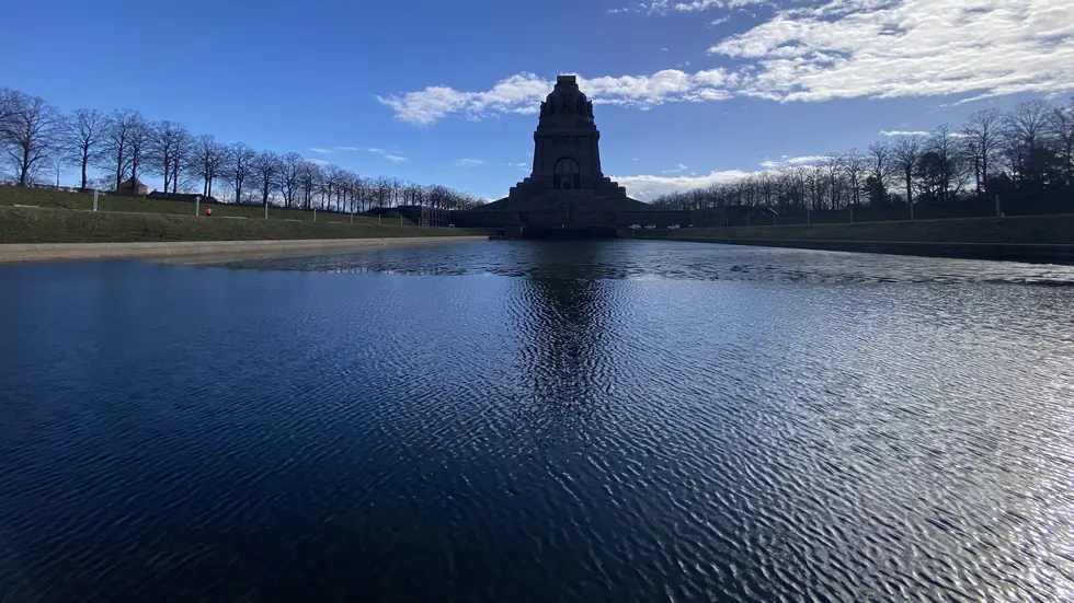 Das Völkerschlachtdenkmal steht auf einem Müllberg. Auch die Erhöhungen rechts und links davor sind aus Müll. Das Völkerschlachtdenkmal steht auf einem Müllberg. Auch die Erhöhungen rechts und links davor sind aus Müll.