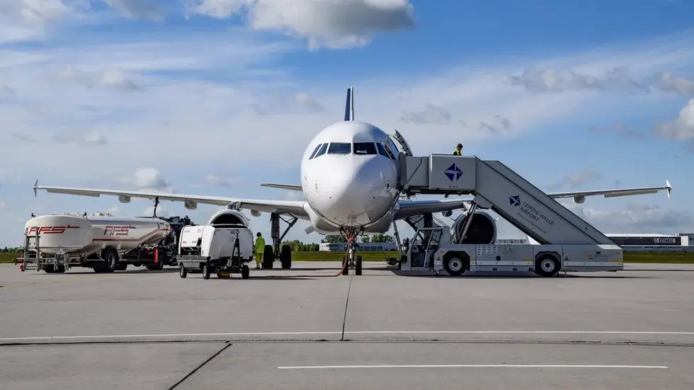 Ein Flugzeug am Flughafen Leipzig/Halle (Symbolbild). Ein Flugzeug am Flughafen Leipzig/Halle (Symbolbild).