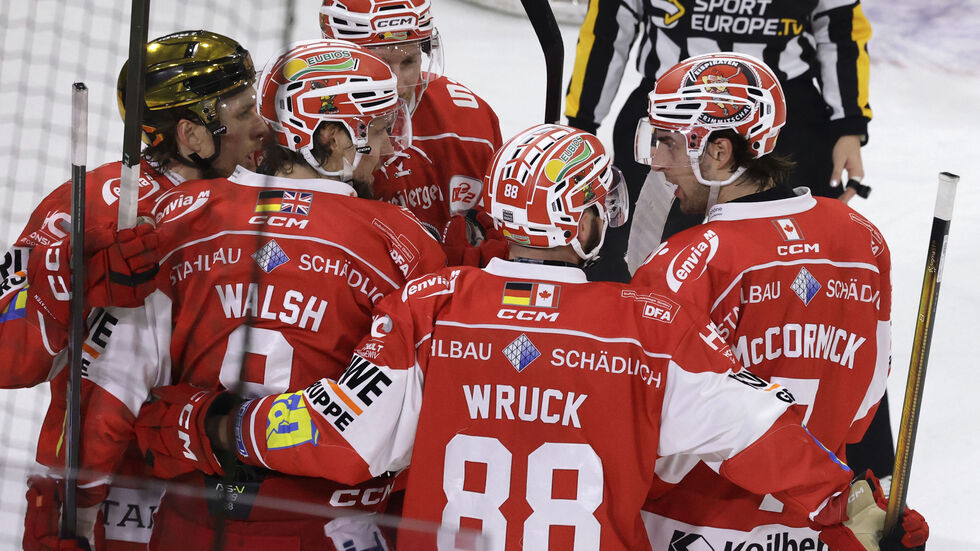 Die Eispiraten starteten schwungvoll gegen Düsseldorf und erspielten sich im ersten Drittel mehrere hochkarätige Chancen.