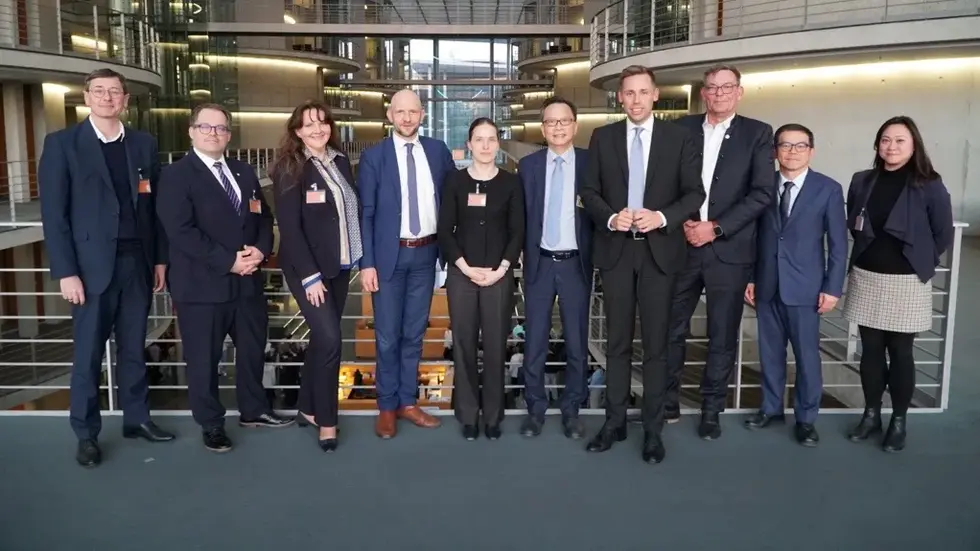 Teilnehmer des Kontaktgesprächs im Deutschen Bundestag, mittig v.l.n.r.: Landrat Dr. Stephan Meyer, Leiterin des Wirtschaftsbüros Taipeh der Deutschen Außenhandelskammer Dr. Eva Langerbeck, Repräsentant der Taipeh-Vertretung in der Bundesrepublik Deutschland Dr. Klement Gu, Bundestagsabgeordneter Florian Oest.