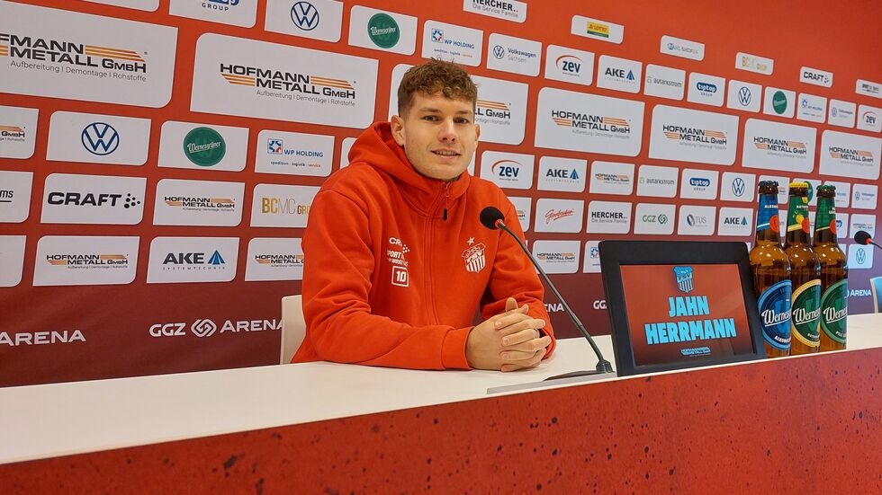 Jahn Herrmann hat bisher laut eigener Aussage erst in einem Spiel die Binde tragen dürfen - damals noch für Bayern München II. Jahn Herrmann hat bisher laut eigener Aussage erst in einem Spiel die Binde tragen dürfen - damals noch für Bayern München II.