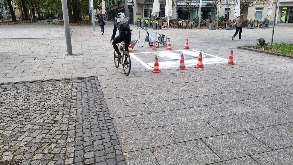 Am Dienstag wurden die ersten Piktogramme auf die Hauptstraße aufgebracht, die Radfahrer zum Langsamfahren aufrufen Am Dienstag wurden die ersten Piktogramme auf die Hauptstraße aufgebracht, die Radfahrer zum Langsamfahren aufrufen