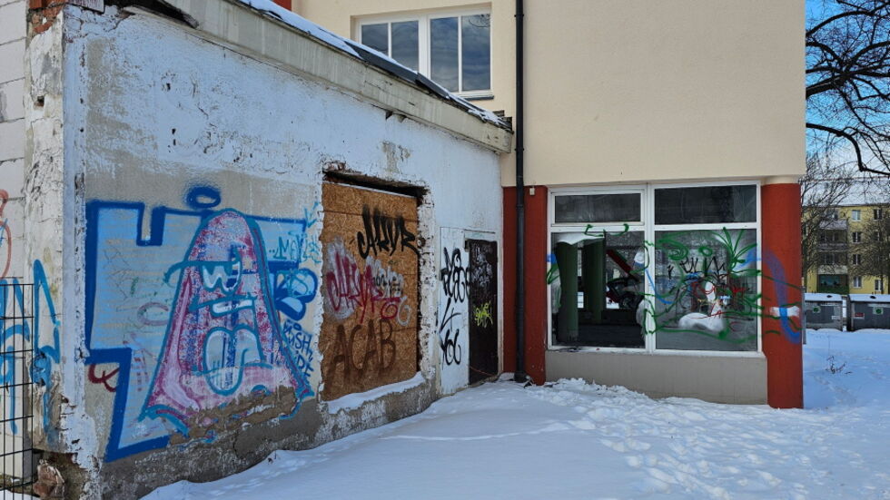 Die Scheibe des leerstehenden Geschäfts wurde durch Pyrotechnik zerstört.