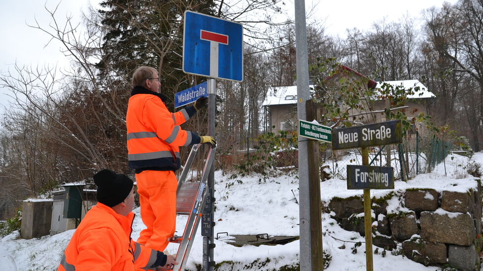 Mitarbeiter der Stadt Sebnitz montieren gerade die neuen Straßenschilder an fast 30 Straßen. Die alten bleiben parallel bis Ende Januar hängen