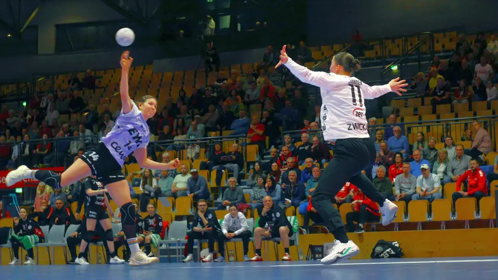 Lilly Janßen (rechts im Bild) darf mittels Zweitspielrecht sogar noch für den Nachwuchs des VfL Oldenburg spielen.