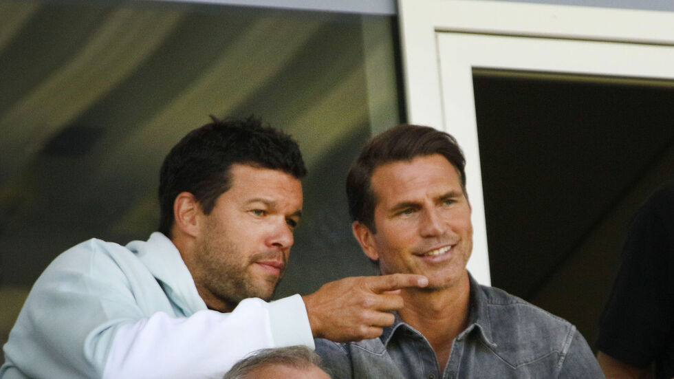 Ex-CFC-Spieler Michael Ballack mit dem neuen Cheftrainer des CFC Patrick Glöckner beim Heimspiel gegen Jena auf der Tribüne.