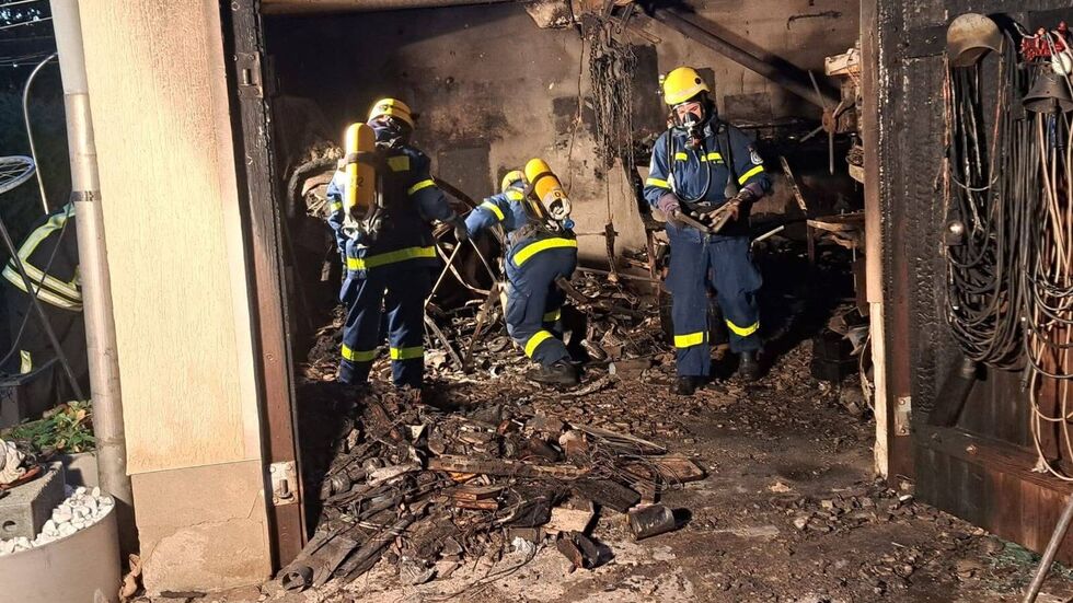 Feuerwehrleute in der explodierten Garage an der Ernst-Thälmann-Straße im Laußiger Ortsteil Pristäblich. Feuerwehrleute in der explodierten Garage an der Ernst-Thälmann-Straße im Laußiger Ortsteil Pristäblich.